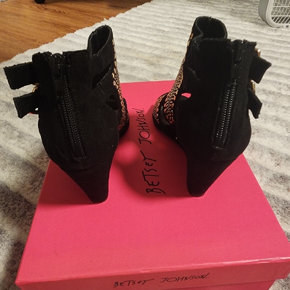 EUC* BETSEY JOHNSON DAZZLER BOOTIES - Picture 5 of 7